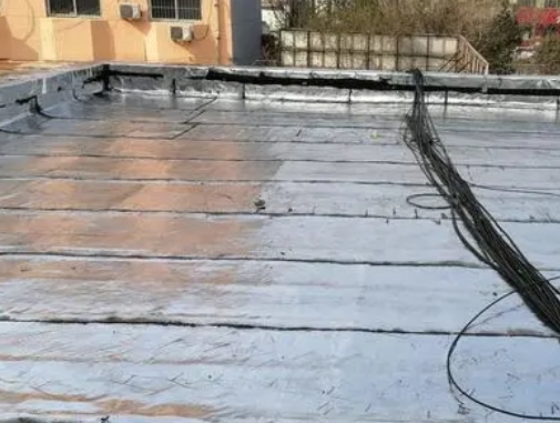 吴起卫生间漏水维修公司分享下吴起屋面楼顶防水刚性防水层施工要点。